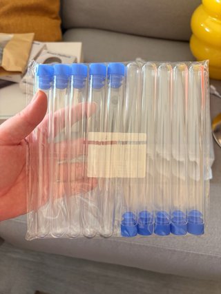 Tubos de ensayo de plástico con tapa azul