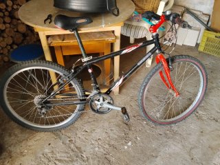 Bicicleta Decathlon Negra y Roja