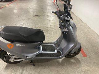 Moto Eléctrica Scooter Gris Yadea