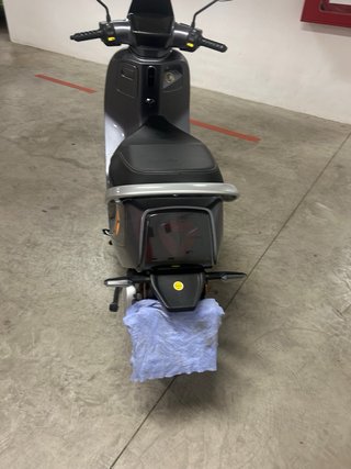 Moto Eléctrica Scooter Gris Yadea