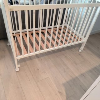 Cuna madera blanca con somier y ruedas