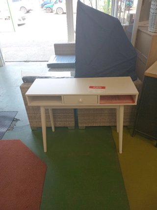 Escritorio blanco y beige