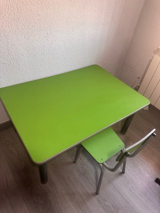 Mesa pupitre infantil verde con 4 sillas