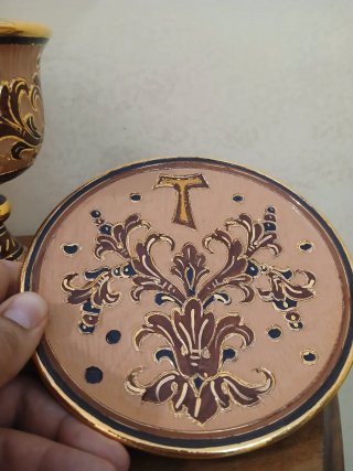Calice e patena in ceramica, decorato con  Tau