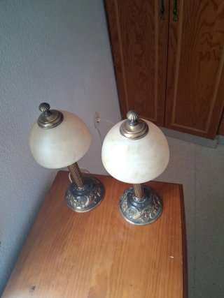 Lámparas de mesa doradas y beige