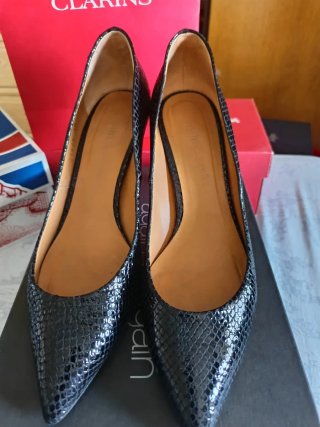 Elegantes zapatos tacón piel negros