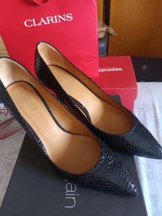Elegantes zapatos tacón piel negros