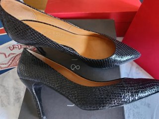 Elegantes zapatos tacón piel negros