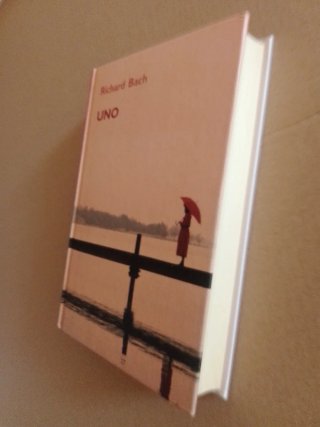 Libro UNO de Richard Bach con tapa dura