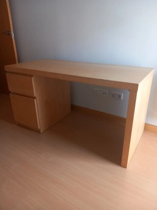 Cómoda, estantería y escritorio de madera