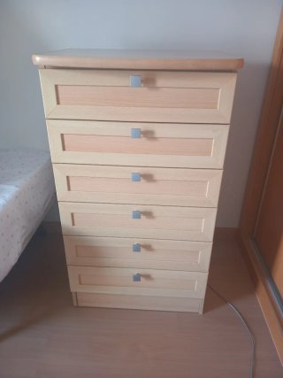 Cómoda, estantería y escritorio de madera