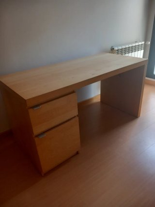 Cómoda, estantería y escritorio de madera