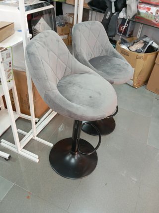 Silla de terciopelo gris con base negra