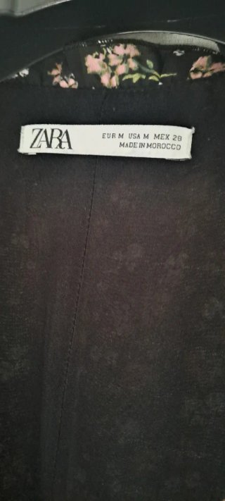 Vestido negro con estampado floral