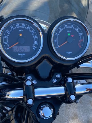 Triumph Bonneville T100 Negra