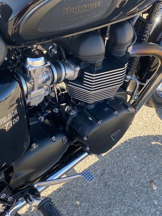 Triumph Bonneville T100 Negra