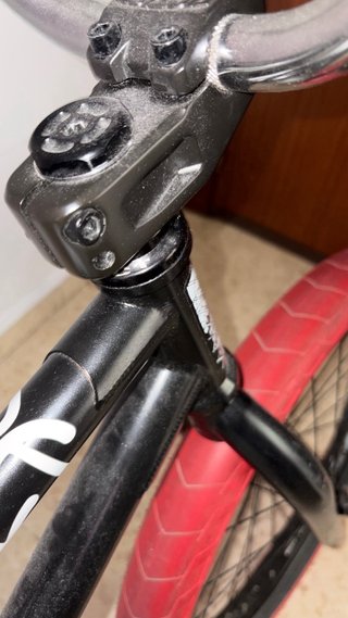 BMX Cult 21” Negra Ruedas Rojas
