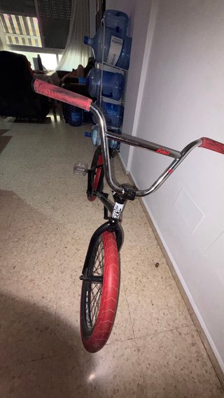 BMX Cult 21” Negra Ruedas Rojas