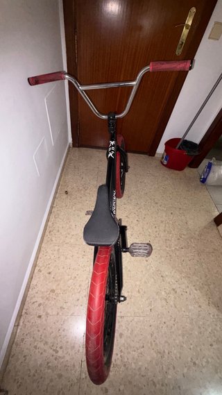 BMX Cult 21” Negra Ruedas Rojas