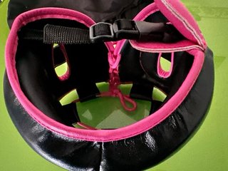 Casco de boxeo FLY negro con borde rosa.