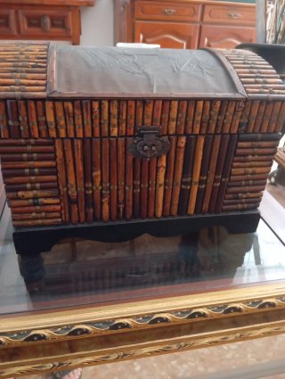Arca decorativa de madera y caña de bambu