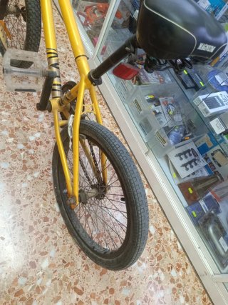 Bicicleta BMX Amarilla