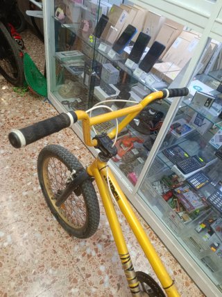 Bicicleta BMX Amarilla