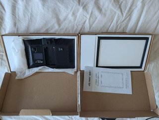 Panel LED Viltrox L116T y adaptador de corriente