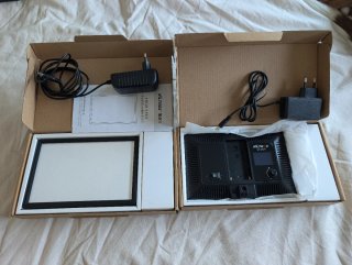 Panel LED Viltrox L116T y adaptador de corriente