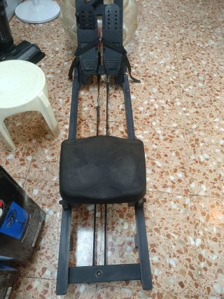 Máquina de remo con asiento y pantalla