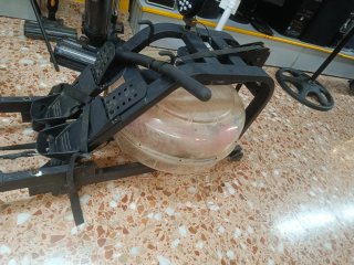 Máquina de remo con asiento y pantalla