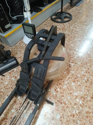 Máquina de remo con asiento y pantalla