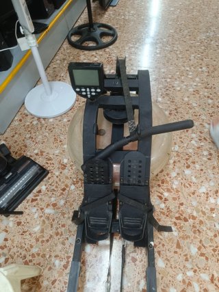Máquina de remo con asiento y pantalla