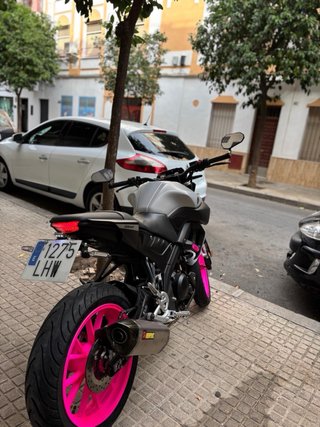 Yamaha MT-125 Plata y Rosa