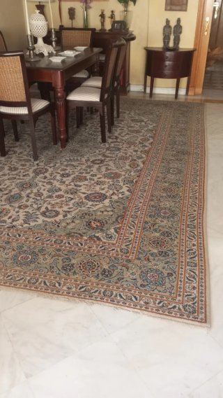 Alfombra persa clásica de lana cachemir.