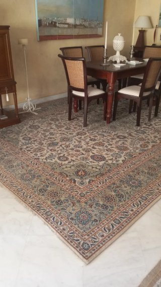 Alfombra persa clásica de lana cachemir.