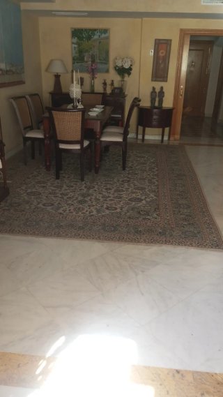 Alfombra persa clásica de lana cachemir.