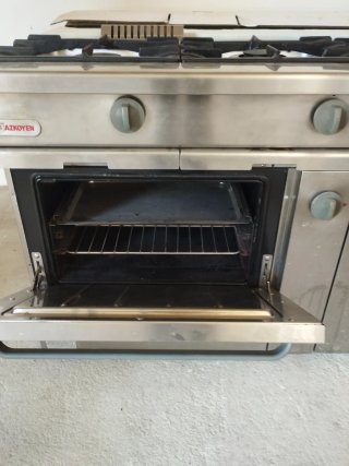 Cocina industrial con horno