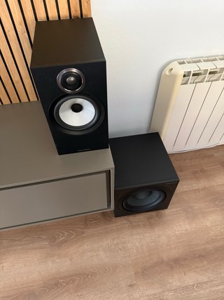 Conjunto av marantz cinema 40 más altavoces bowers