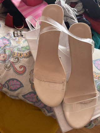 Sandalias transparentes beige