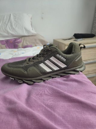 Zapatillas Adidas verdes y rosas