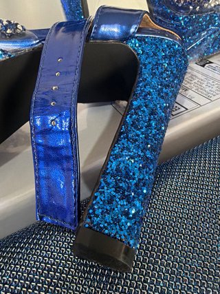 Zapatos y bolso de fiesta azul y dorado