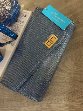 Zapatos y bolso de fiesta azul y dorado