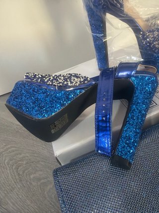 Zapatos y bolso de fiesta azul y dorado