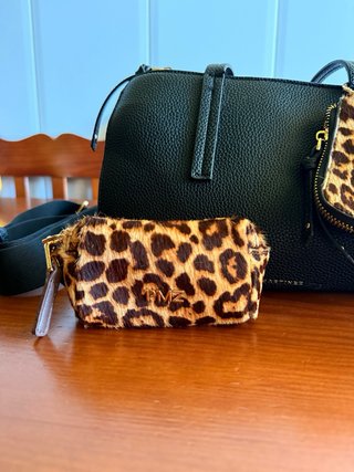 Bolso Negro Paco Martinez con Llavero Animal Print