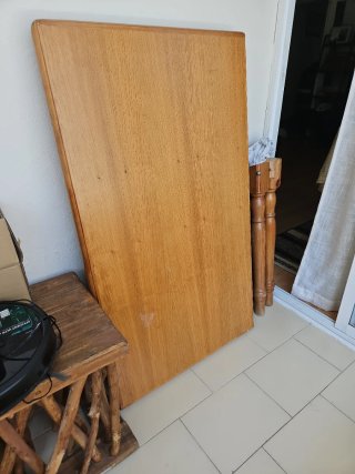 Mesa de madera marrón