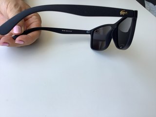 Gafas de sol Lacoste negras y doradas