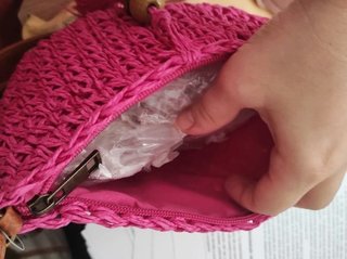Bolso rosa tejido con bola madera rafia verano