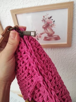Bolso rosa tejido con bola madera rafia verano