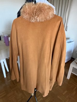 Abrigo largo marrón con cuello de pelo